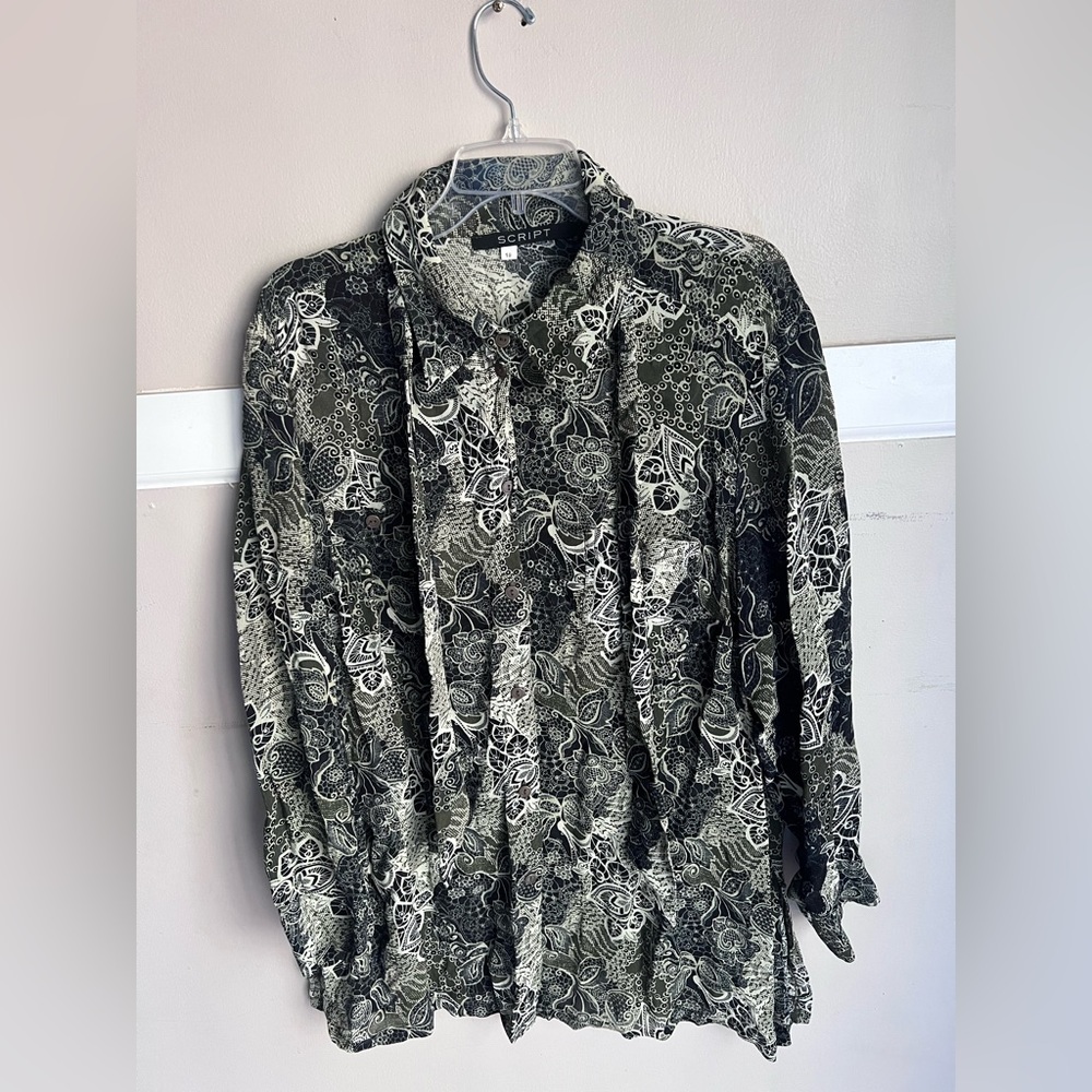 Chic Women's Black and White Paisley Button Down Shirt
